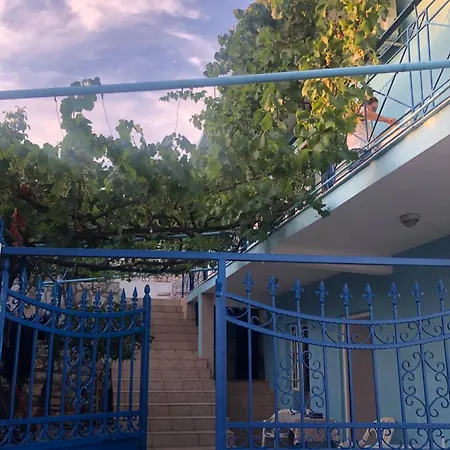Dina House Guest house